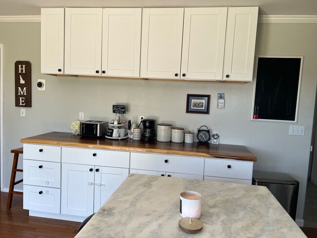 Building Photo - 4 Bed 2.5 Bath Plus Shop