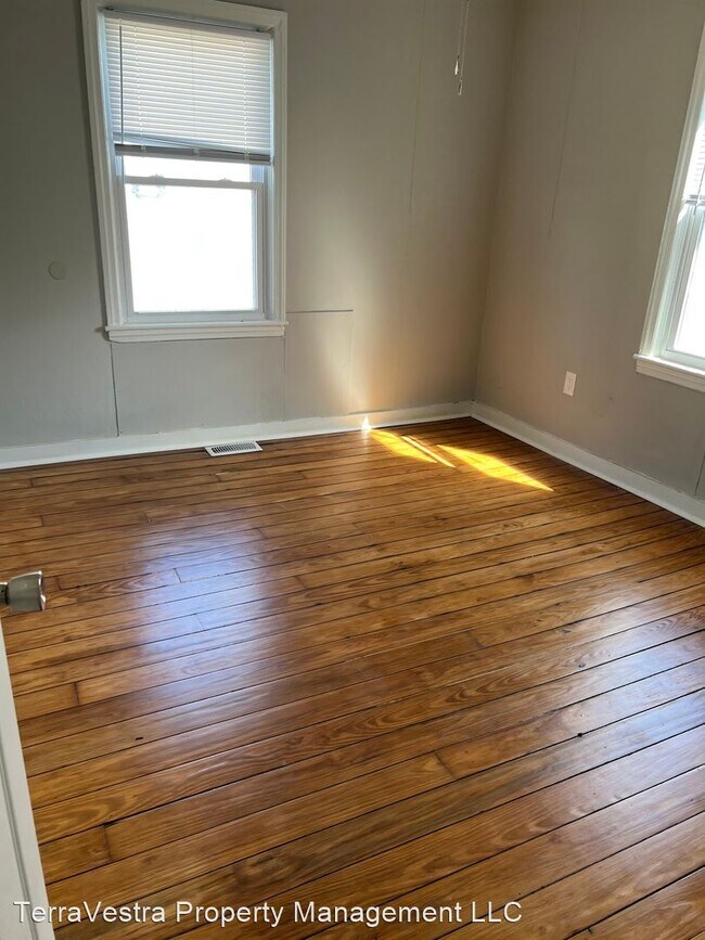 Building Photo - 3 br, 1 bath House - 1020 Parsonage Road