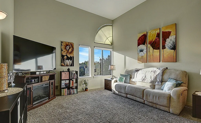 Building Photo - Cozy & Quiet Top Floor Studio