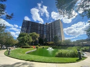 Building Photo - 2 Bay Club Dr