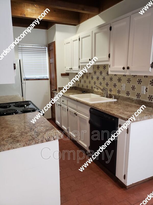 Building Photo - 821 Live Oak Rd NE