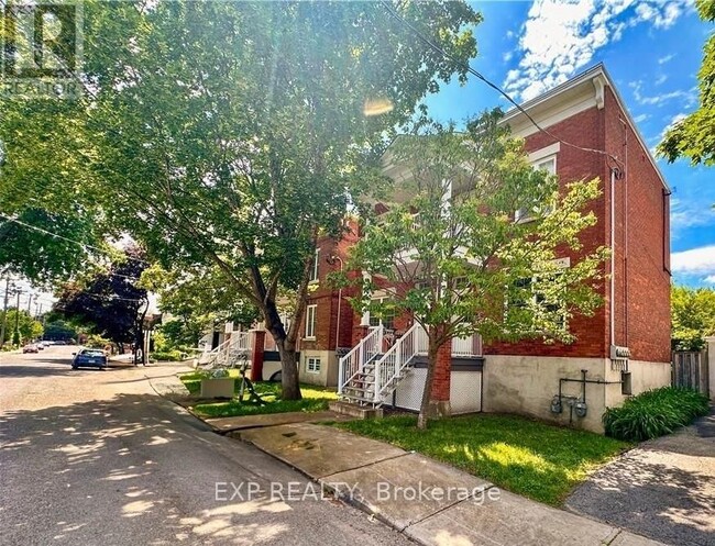 Building Photo - 158-158 Ivy Crescent