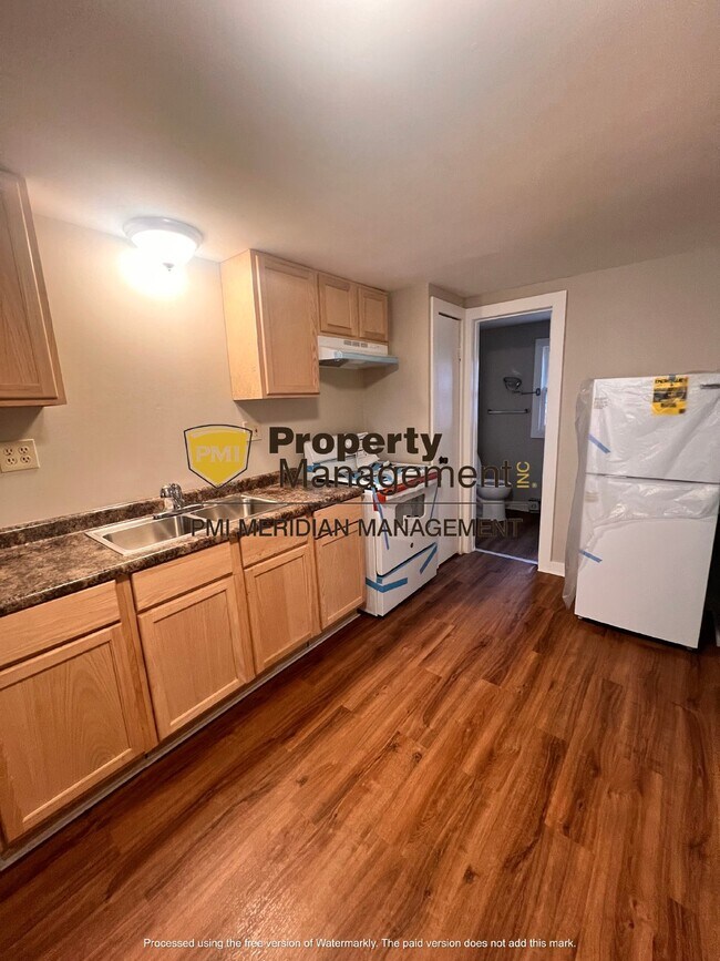 Building Photo - Cozy and Charming 1 Bed Duplex in Greenfie...