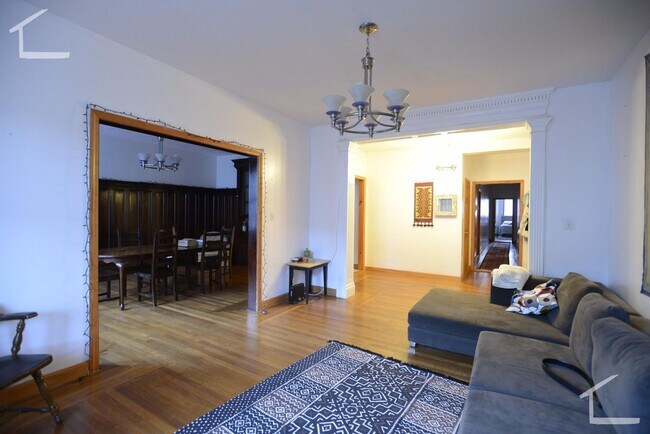 Foto del edificio - HOTTEST 5 BED IN BROOKLINE
