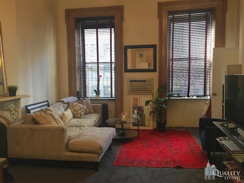 Foto principal - 225 E 12th St