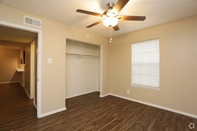 Interior Photo - Oaks on Bandera