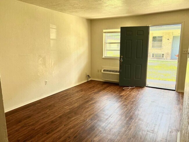 Foto del edificio - Amber’s Apartments 1502 NW Kingsbury #12
