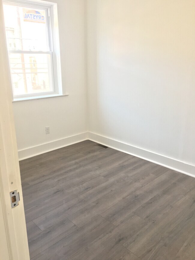 Building Photo - NEW LISTING! Renovated 3Bedroom + bonus ro...