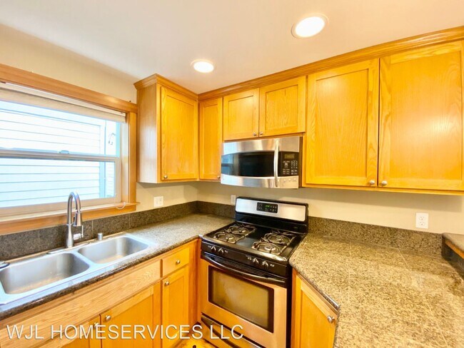 Building Photo - 3 br, 2 bath House - 5806 A Roosevelt Way NE
