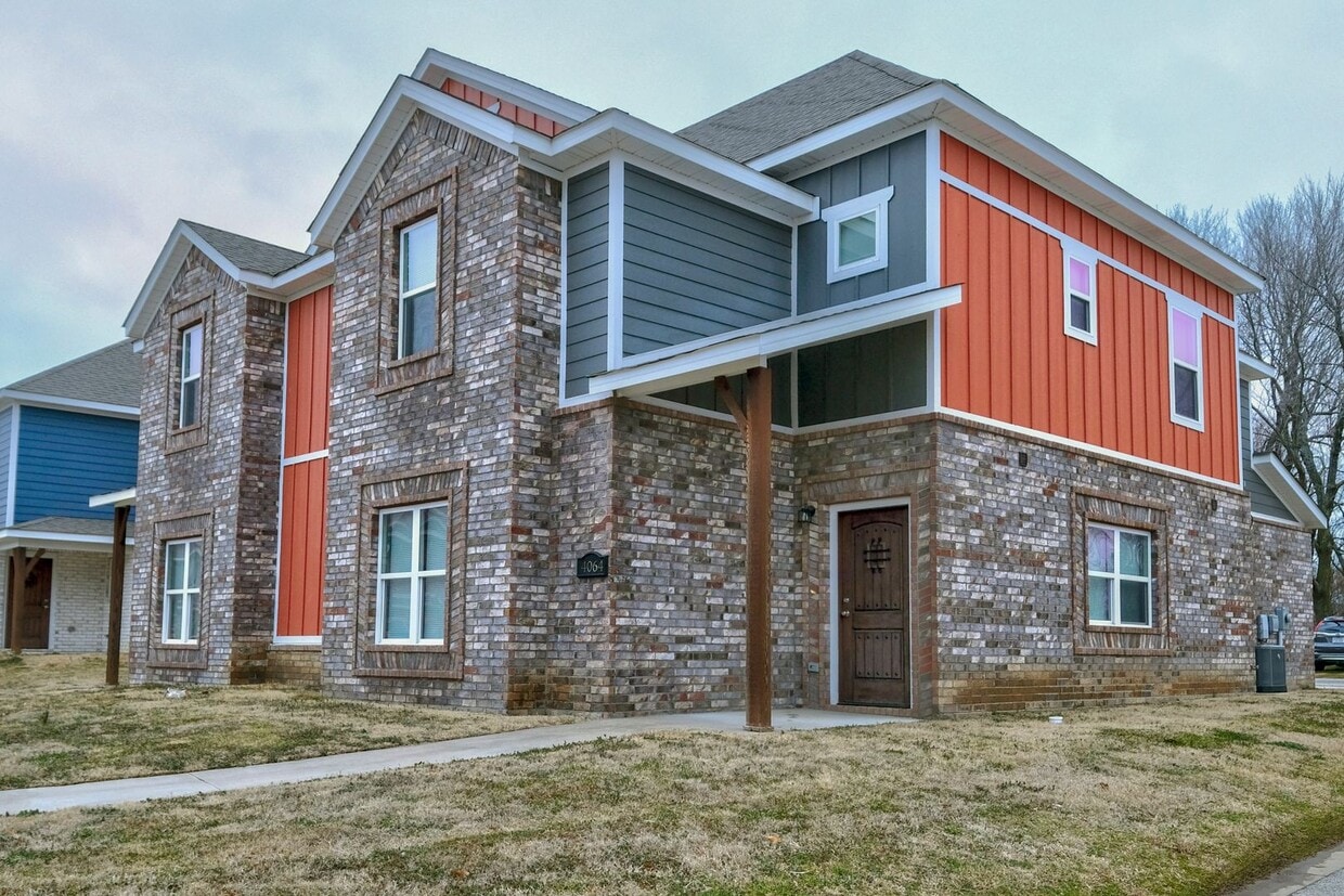 FREE 55” TV or 28” Blackstone! Plus $150 Amazon gift card! Beautiful 3 bed / 2.5 bath duplex with... - Beautiful 3 bed / 3.5 bath duplex with two car garage - Minutes from U of A!