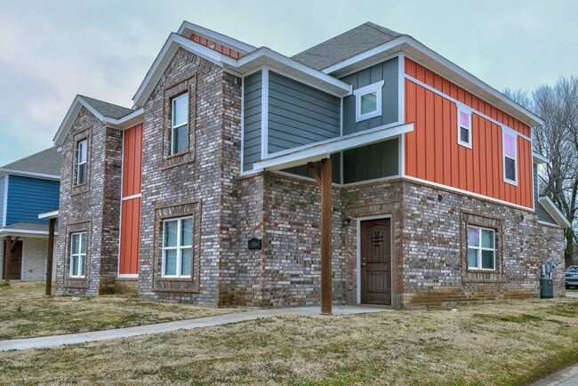 Beautiful 3 bed / 2.5 bath duplex with two car garage - Minutes from U of A! - Beautiful 3 bed / 2.5 bath duplex with two car garage - Minutes from U of A! House