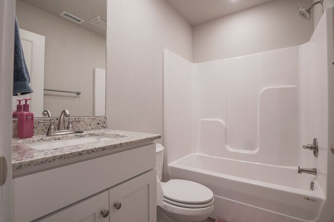 Foto del edificio - 2 bedroom 2.5 bath home located in Fayette...