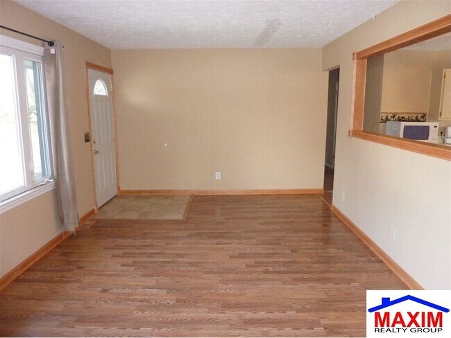 Building Photo - Huge house - over 2,200 sqft in finished area, convenient location and private backyard