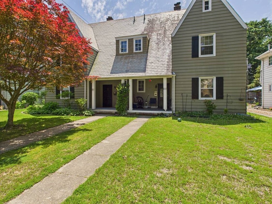 Primary Photo - Beautiful 4 Bedroom 2 Bathroom Single Fami...
