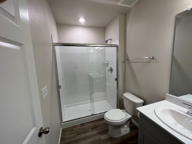 Estudio de 2,74 x 2,74 m con baño completo - 13735 Del Corso Way