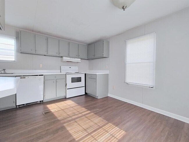 Building Photo - 504 Sunshine Dr