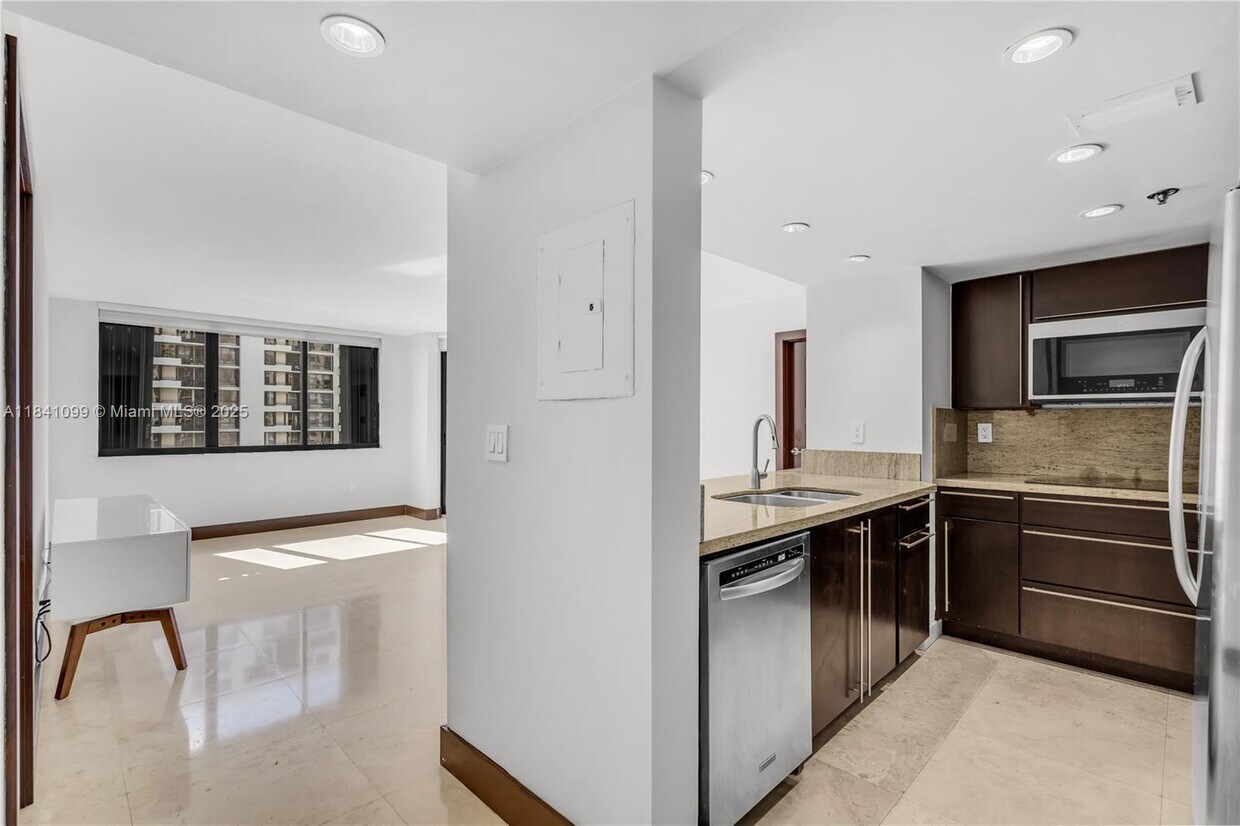 Foto principal - 540 Brickell Key Dr