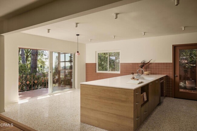 Foto del edificio - 6002 Springvale Dr