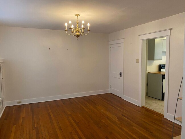 Building Photo - Open & Bright! 3 bedroom duplex