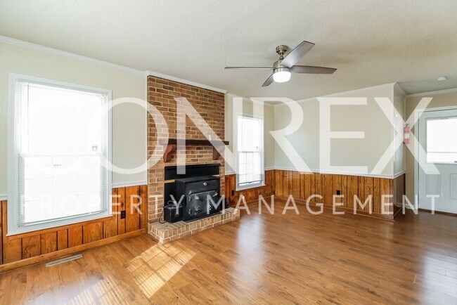 Building Photo - Bright and Sunny 3 Bedroom!