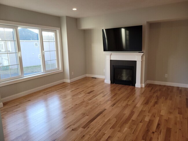 Foto del edificio - 3 Bedroom 2.5 Bath Luxury Townhome with 2 ...