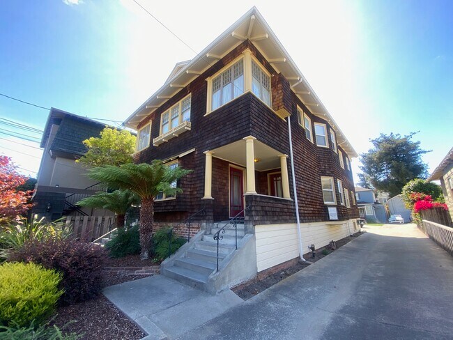 Building Photo - 2146 Santa Clara Ave