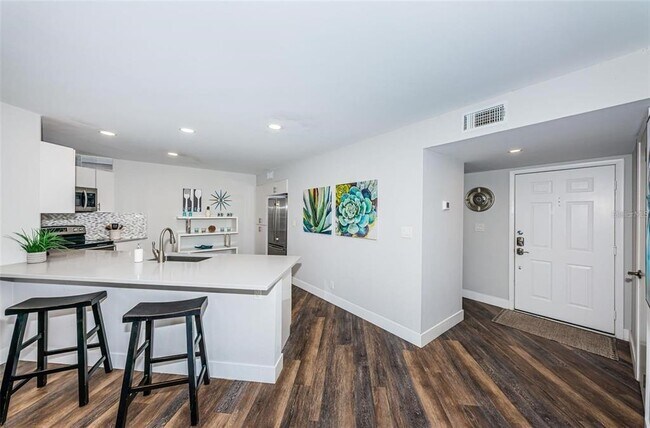 Building Photo - 6141 Bahia Del Mar Blvd S