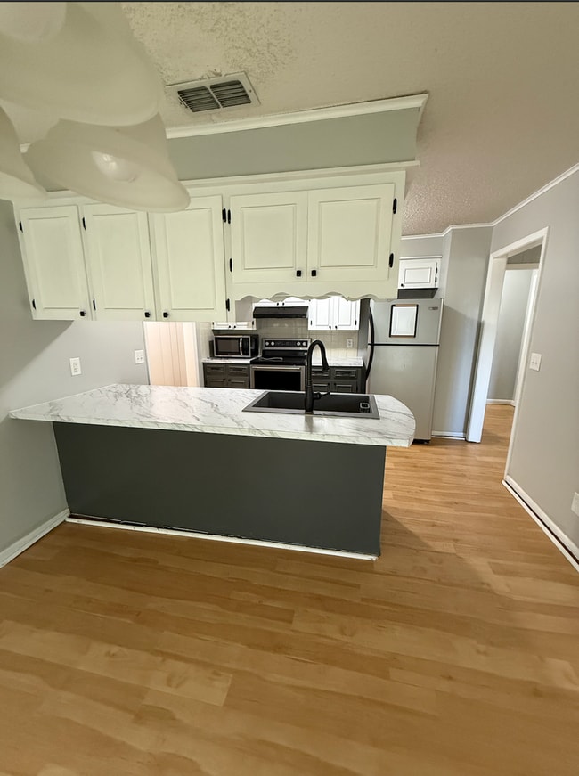 Foto del edificio - Charming 3-Bedroom Home with Bonus Room & ...
