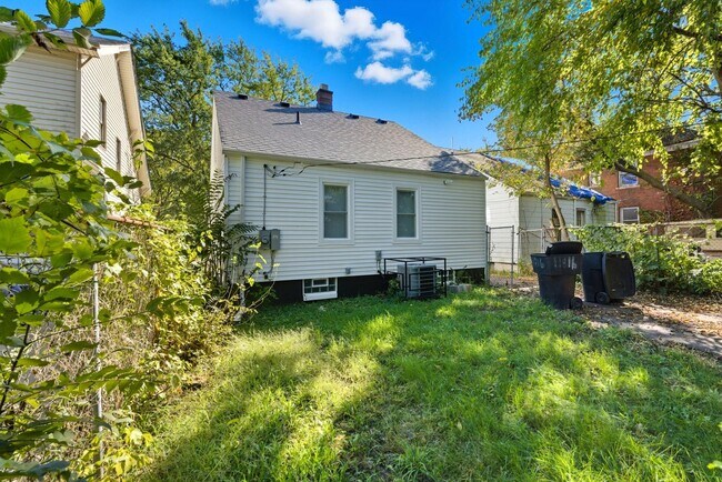 Building Photo - Holiday Special Reduce Rent