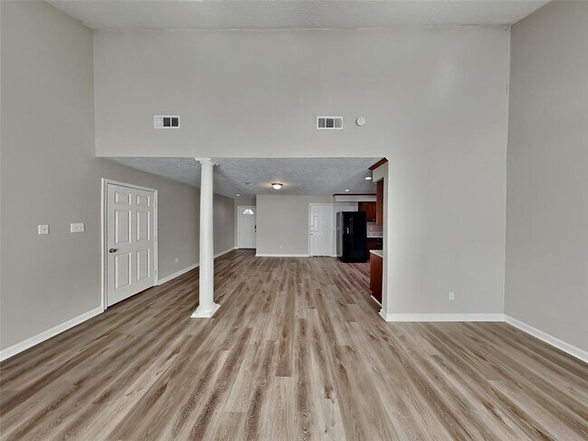 Building Photo - 16015 Bear Hill Dr