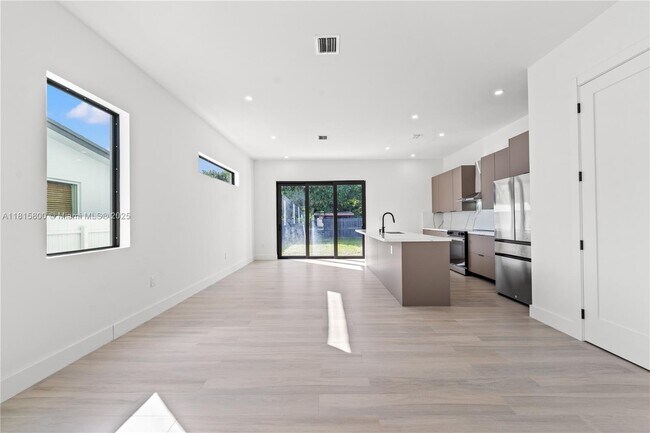 Foto del edificio - 740 NW 24th Ct
