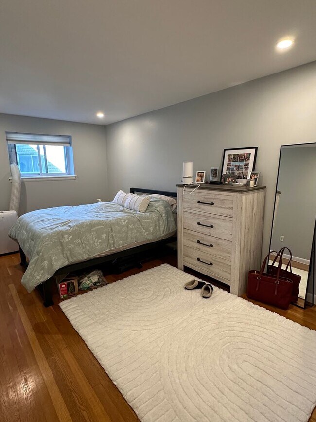Foto del edificio - $2800 | Brighton | 1 Bedroom | 1 Bathroom | Parking Available