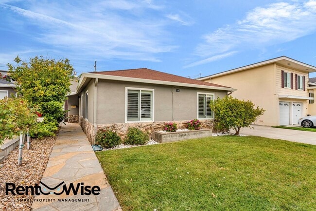 Building Photo - 110 Cuesta Dr