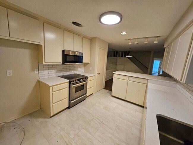 Foto del edificio - 613-613 Kings Mountain Dr