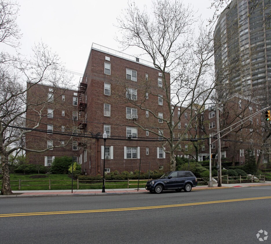 Building Photo - 8300-8750 Boulevard E