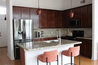 Building Photo - 4402 Lillian St