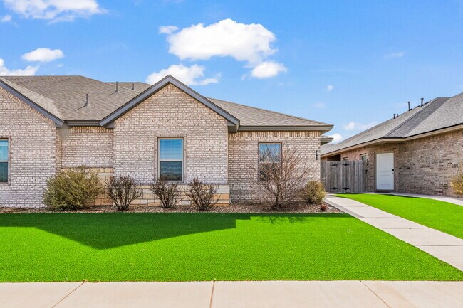 Building Photo - Low-Maintenance Luxury in a Prime Location