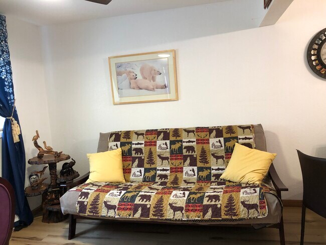 Foto del edificio - 1083 Pine Grove Ave