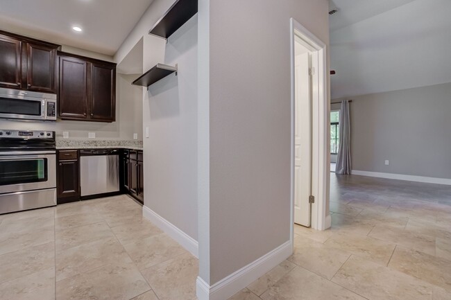 Foto del edificio - Charming 2 Bedroom 1.5 Bath One Story Vill...