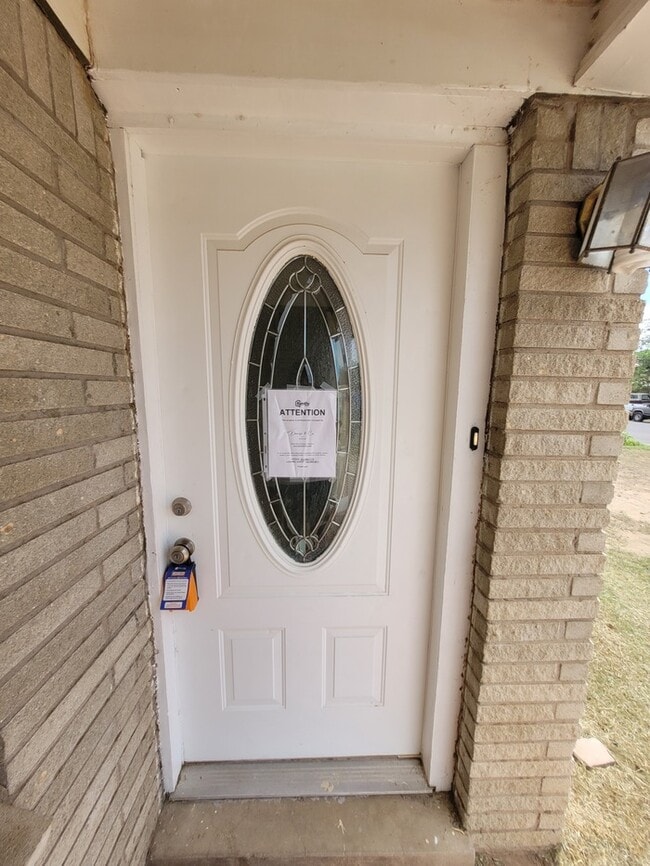Building Photo - 3 bed 2 bath home, move in ready!
