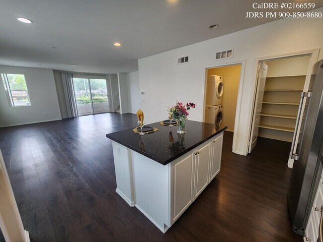 Building Photo - Upland 3 Bedroom Condo