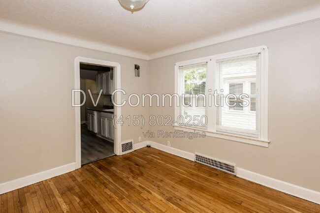 Building Photo - 340 E 197th St