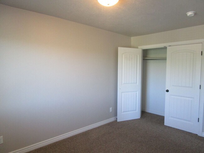 Building Photo - 3 bed 2.5 bath townhome in Fox Run
