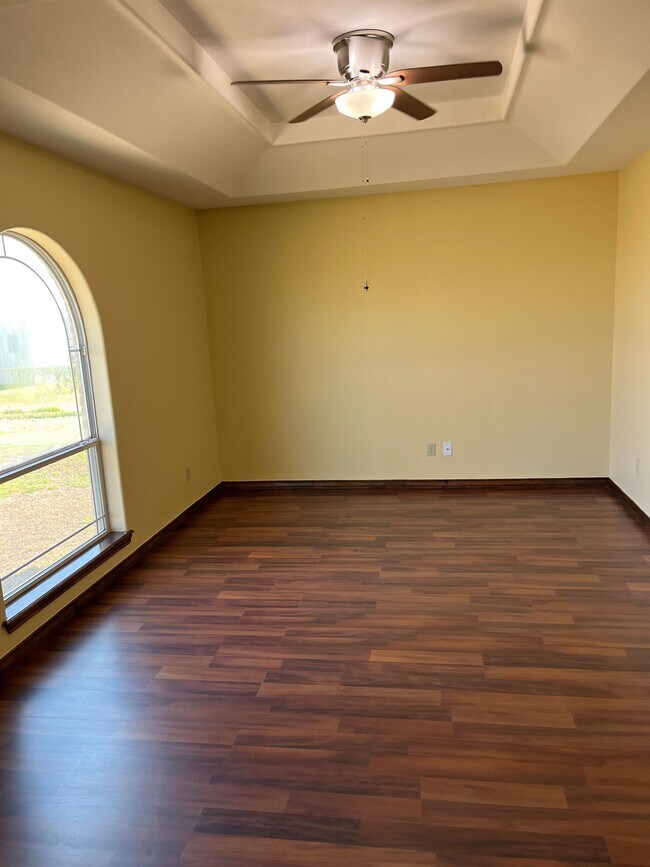 Building Photo - 310 S Val Verde Rd