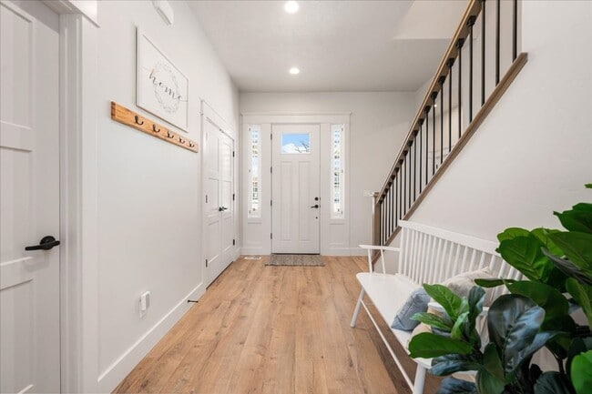 Building Photo - 3 Bedroom. 2.5 Bathroom House in Nampa