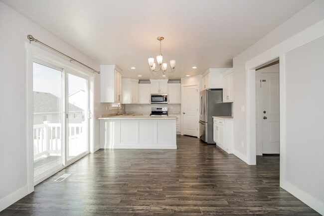 Building Photo - 4621 S W Pk Dr