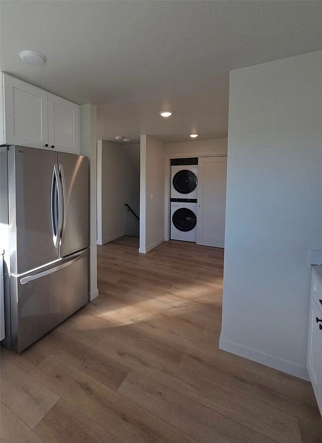 Building Photo - 819 9th Ave W