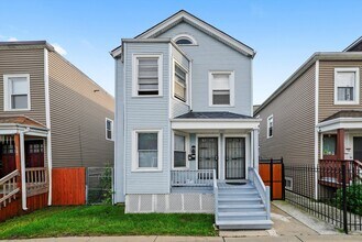Building Photo - 3521 W Diversey Ave