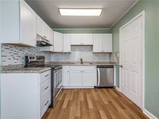 Building Photo - $200.00 off first FULL Month's rent Move-i...