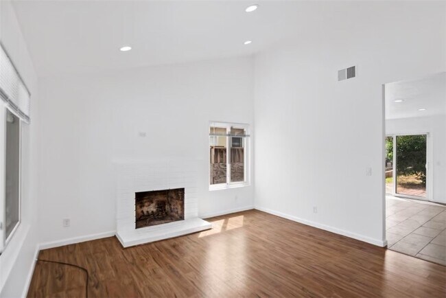 Foto del edificio - 844 Royalbrook Ct